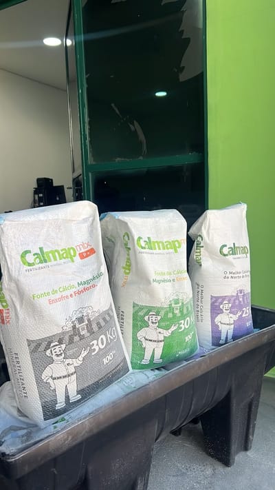 Sacos de fertilizante mineral misto e calcário Calmap
